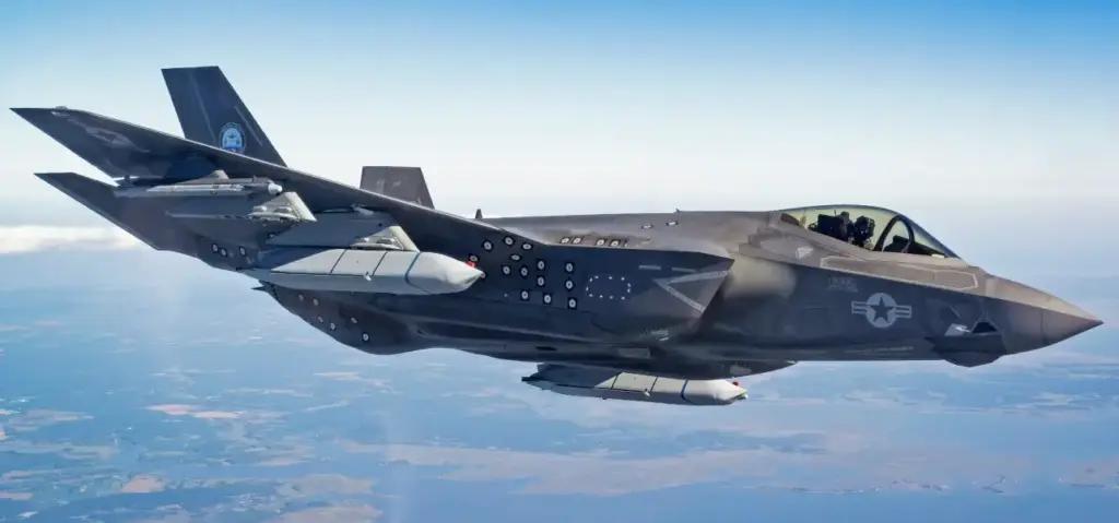 Винищувач F-35 вперше скинув пару розумних авіабомб одночасно