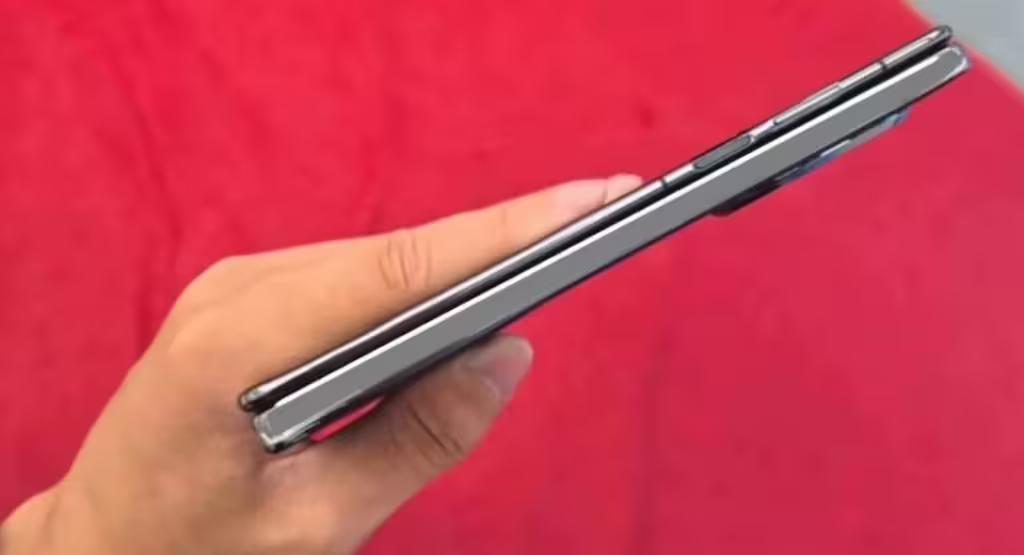 Huawei показала смартфон, що складається втричі