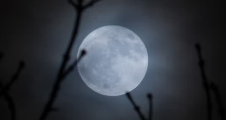 Супермісяць у січні збігається з метеорним дощем уже цієї ночі