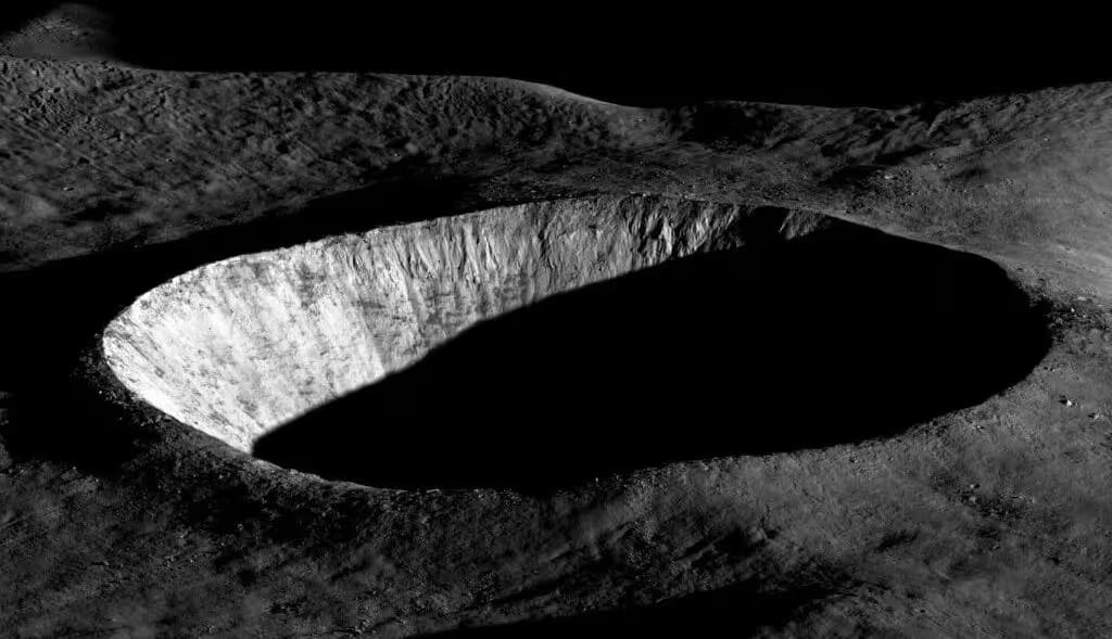 Зонд NASA відобразив місячний кратер після сходу сонця