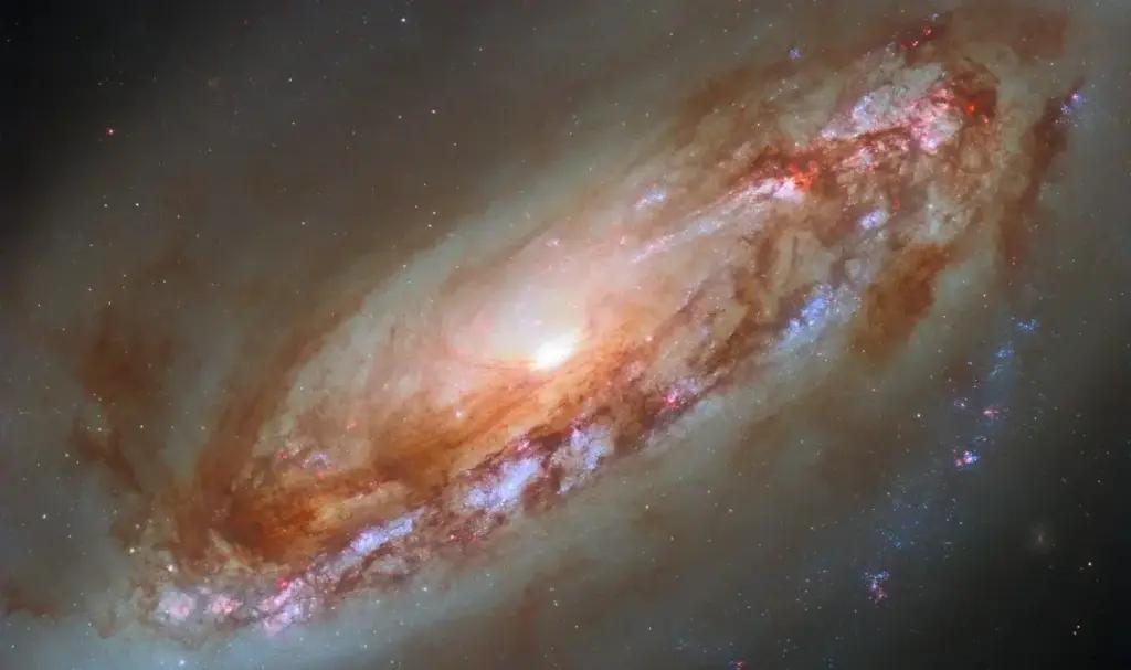 Галактика, що летить до Землі, потрапила в об’єктив Hubble