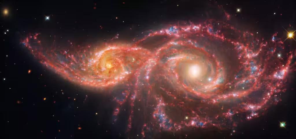 Webb та Hubble досліджують моторошну галактику