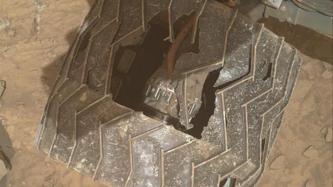 Знімки NASA показують дірку в колесі марсохода Curiosity після 12 років на Марсі