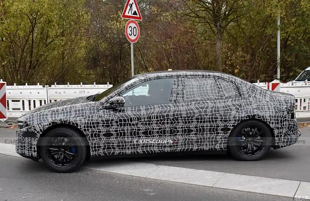 Седан BMW Neue Klasse вперше зняли на фото