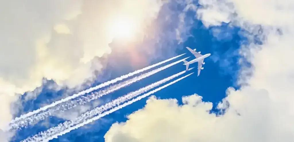 Вчені розповіли, як сліди літака впливають на клімат Землі