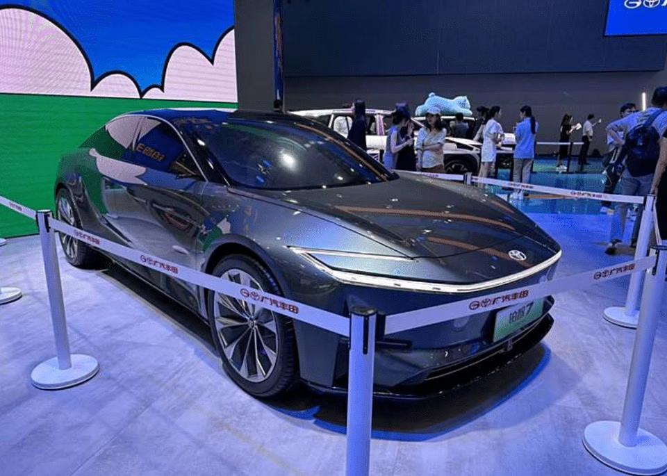Великий седан Toyota bZ7 показали на фото
