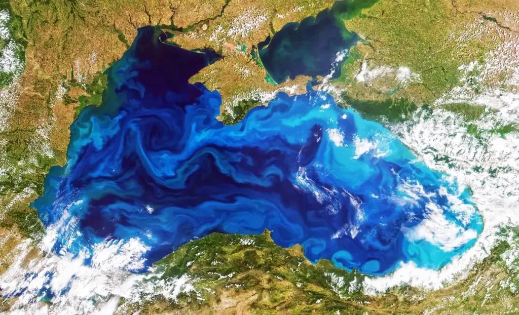 Фахівці повідомляють, що океани Землі стрімко змінюють кольори