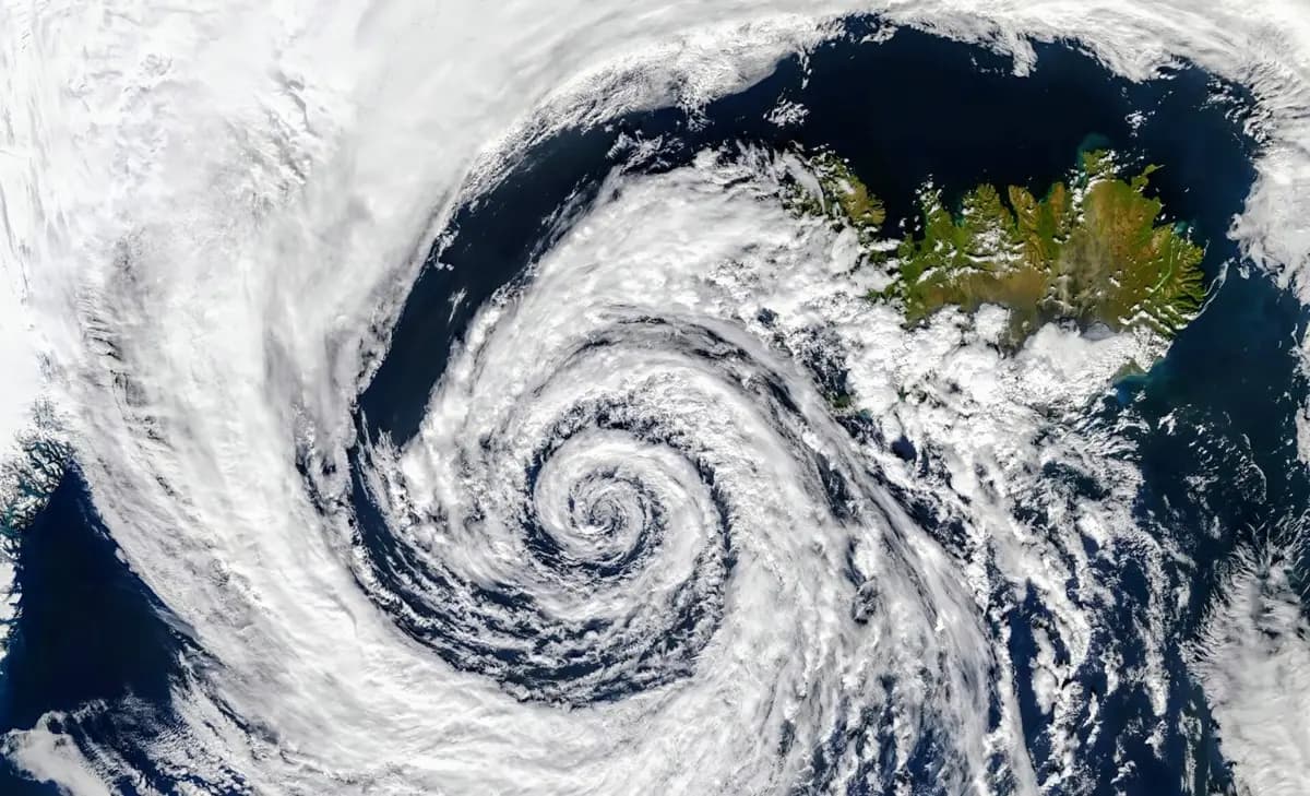 Після урагану: чому небезпека не зникає, коли вітер стихає