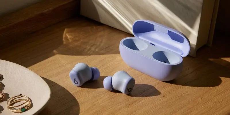 Apple випускає перше оновлення для навушників Beats Solo Buds