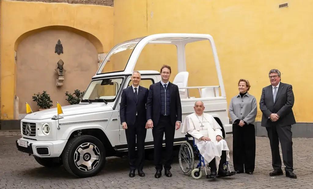 Спеціальний Mercedes-Benz для перевезення Папи Римського став електричним