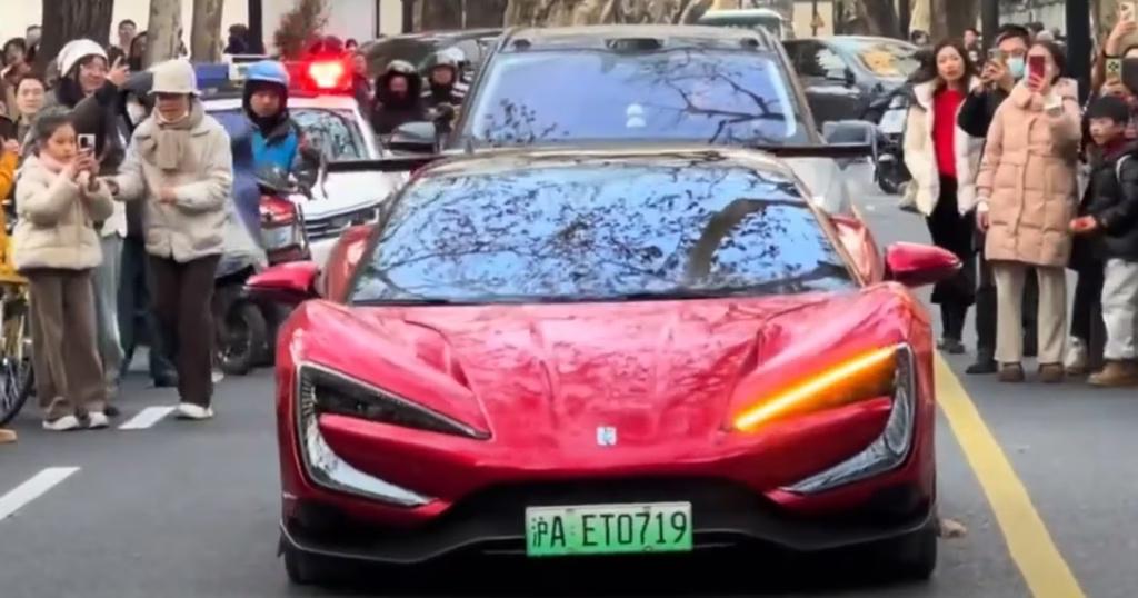 Водія BYD Yangwang U9 оштрафували за танці на машині