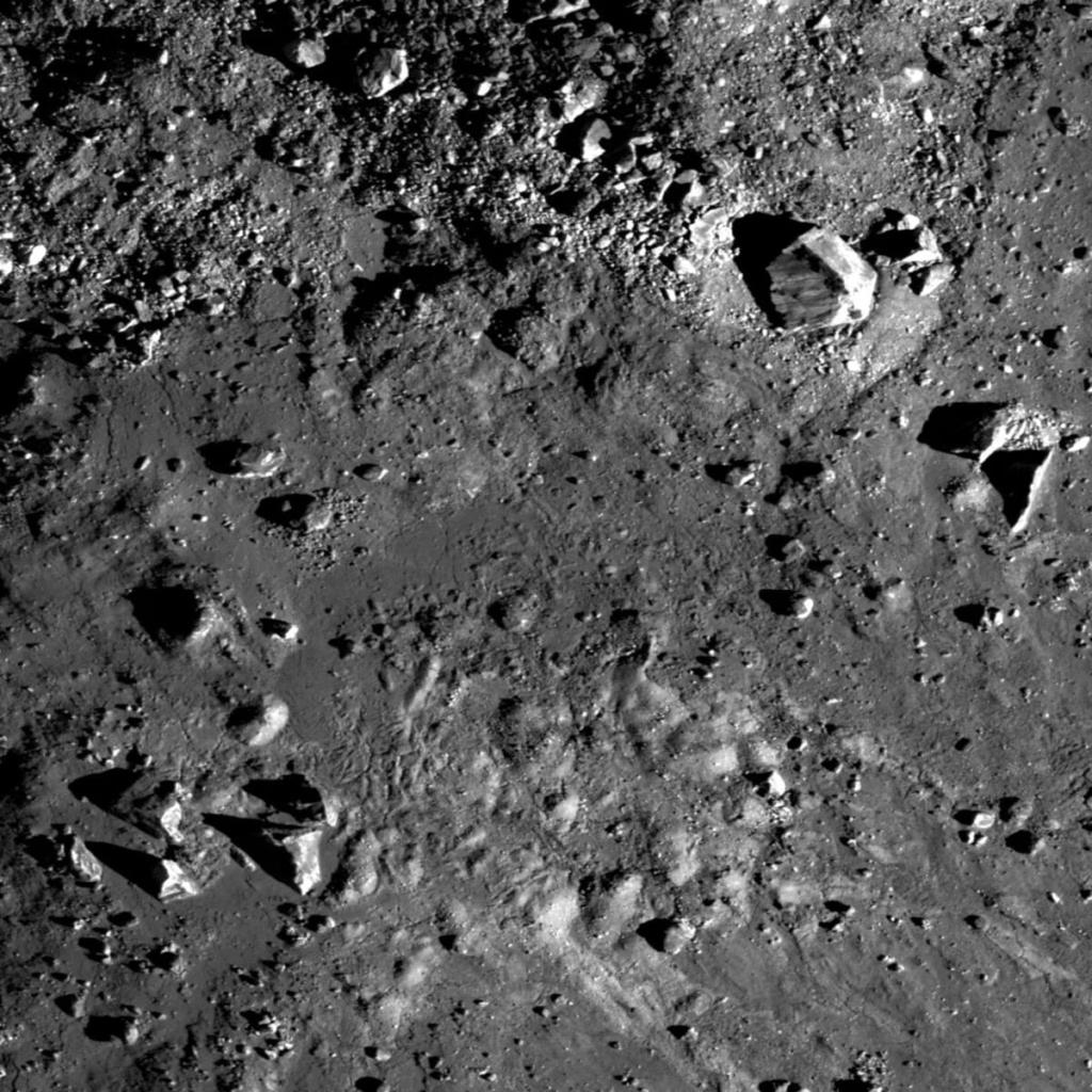 Зонд NASA отримав зображення незвичайного рельєфу на звороті Місяця