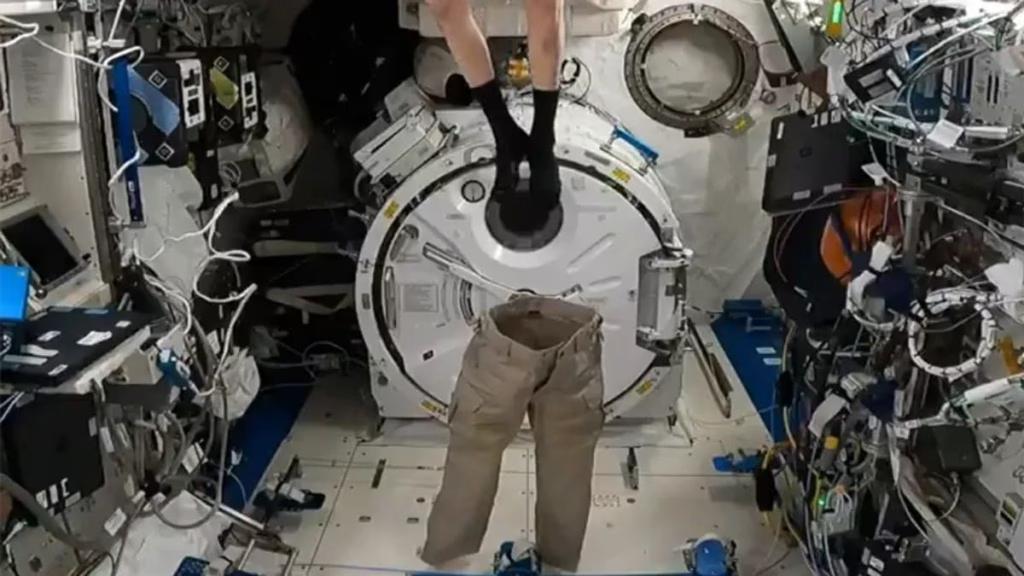 Астронавт NASA показав, як можна одягати штани у космосі