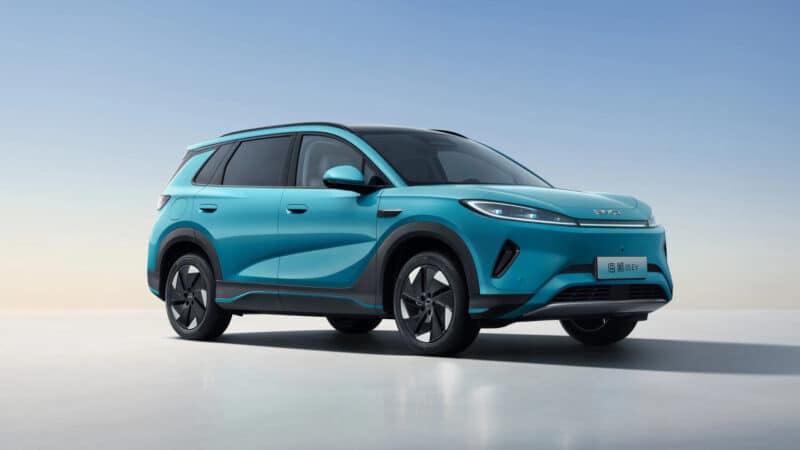 Представлений сучасний кросовер класу Volkswagen Tiguan з автопілотом