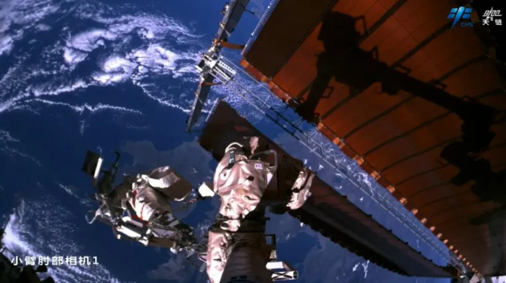 Астронавти Shenzhou-19 завершили третій вихід у відкритий космос