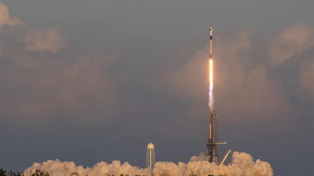 SpaceX запустила рятувальний екіпаж на МКС