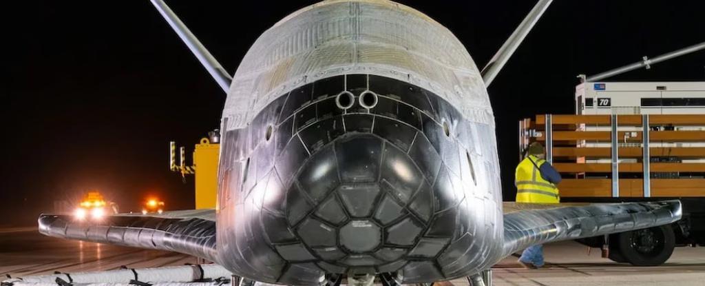 Секретний літак X-37B повернувся після року на орбіті
