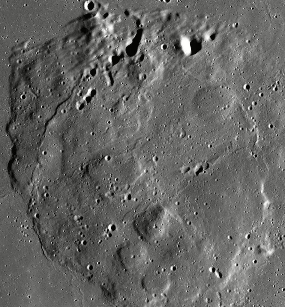 Зонд NASA відобразив самотню гору на Місяці