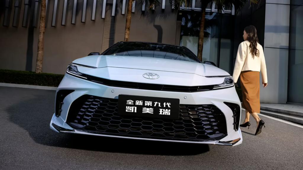 Представлена ​​Toyota Camry 2025