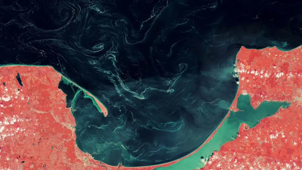 З космосу помітили загадкове завихрення на поверхні Балтійського моря