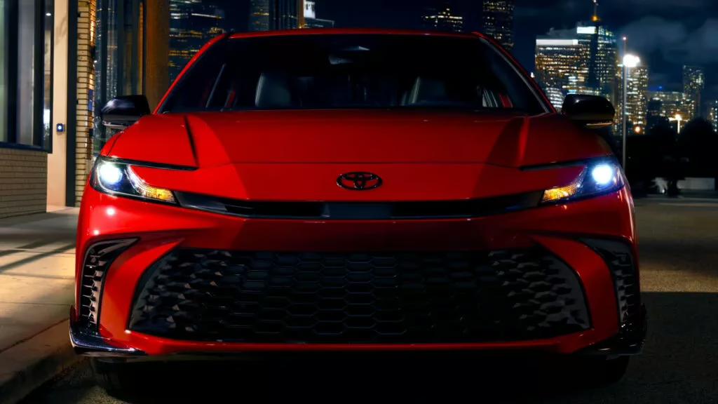 Нова Toyota Camry 2026 витрачає всього 5 л на 100 км