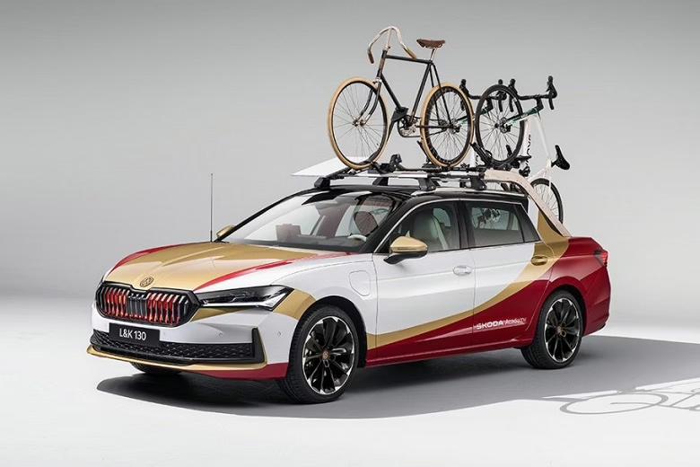 Представлений унікальний Skoda Superb зі зсувними дверима