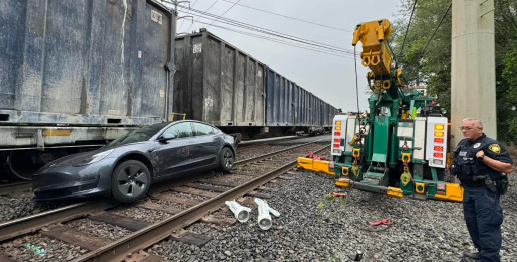 Tesla Model 3 застряг на залізничних коліях і потрапив під поїзд