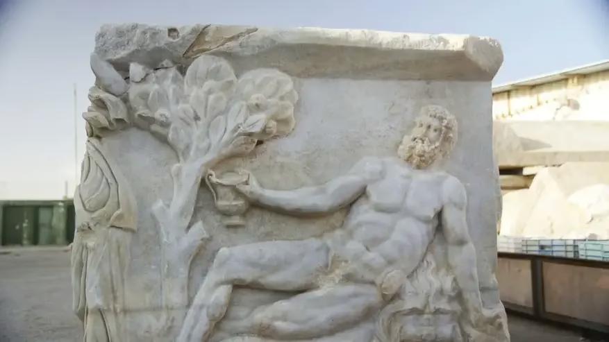 Вчені розкопали саркофаг, на якому зображено п’яного Геракла