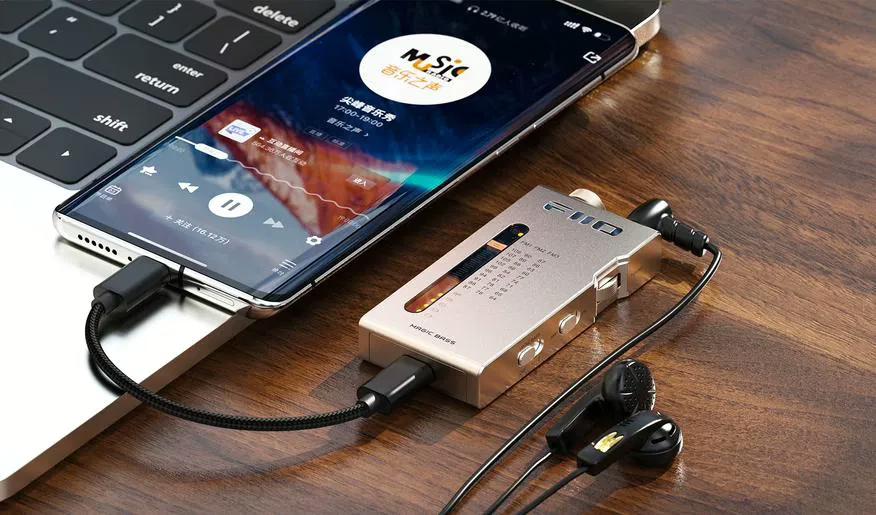 Представлений портативний FM-приймач FiiO RR11