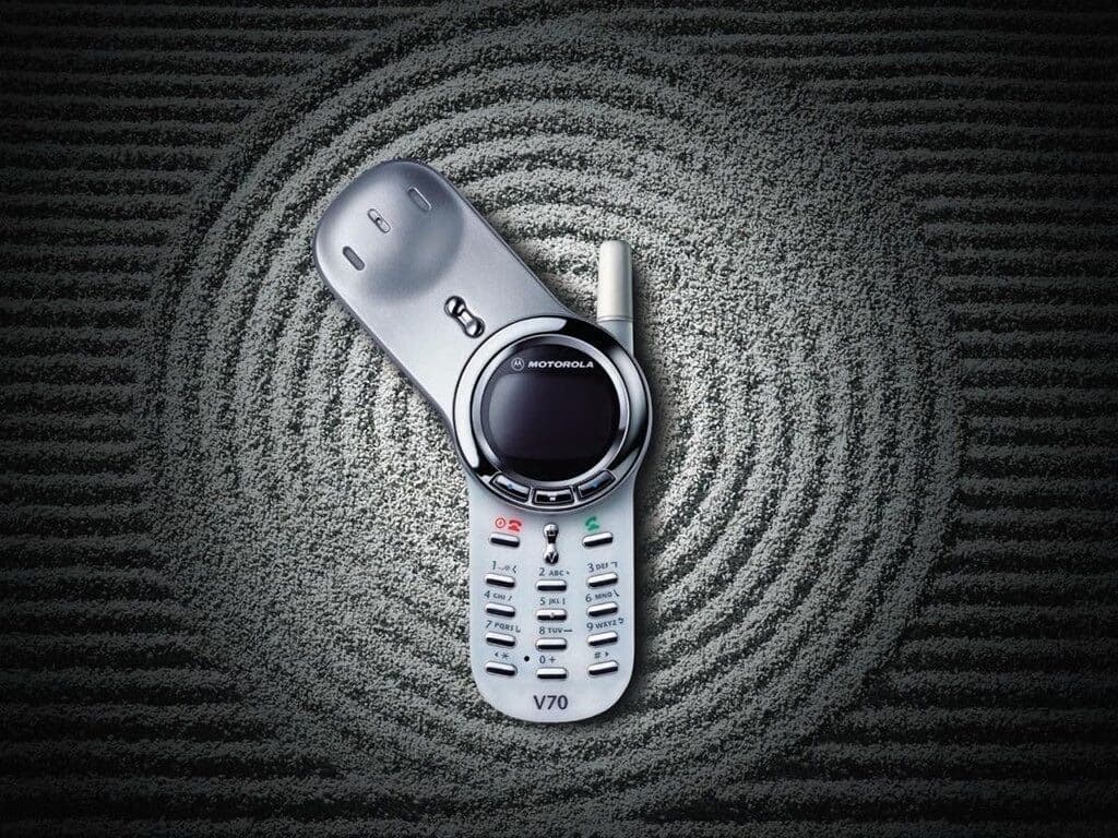 Створено двометрову Motorola V70, яка працює як звичайний телефон