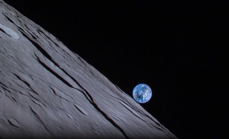 Космічний зонд сфотографував Землю за мить до зіткнення з Місяцем