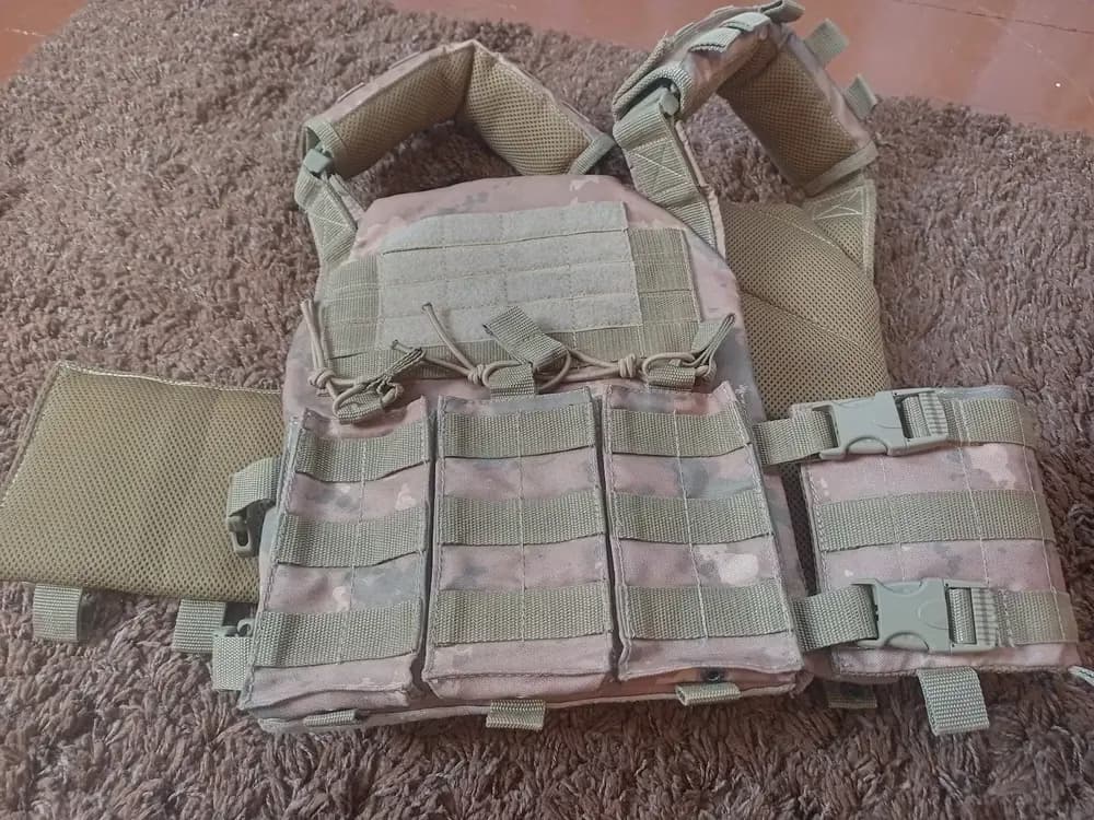 Як правильно поєднувати плитоноску та військові підсумки