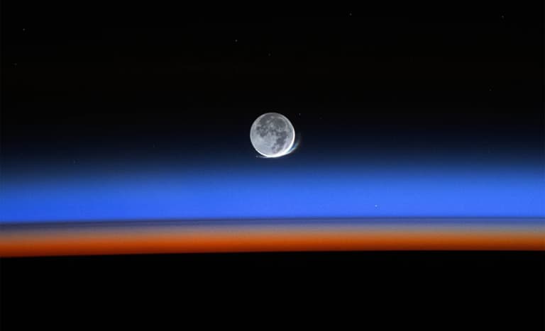 Небесна магія: астронавт зробив фото красивого місячного гало