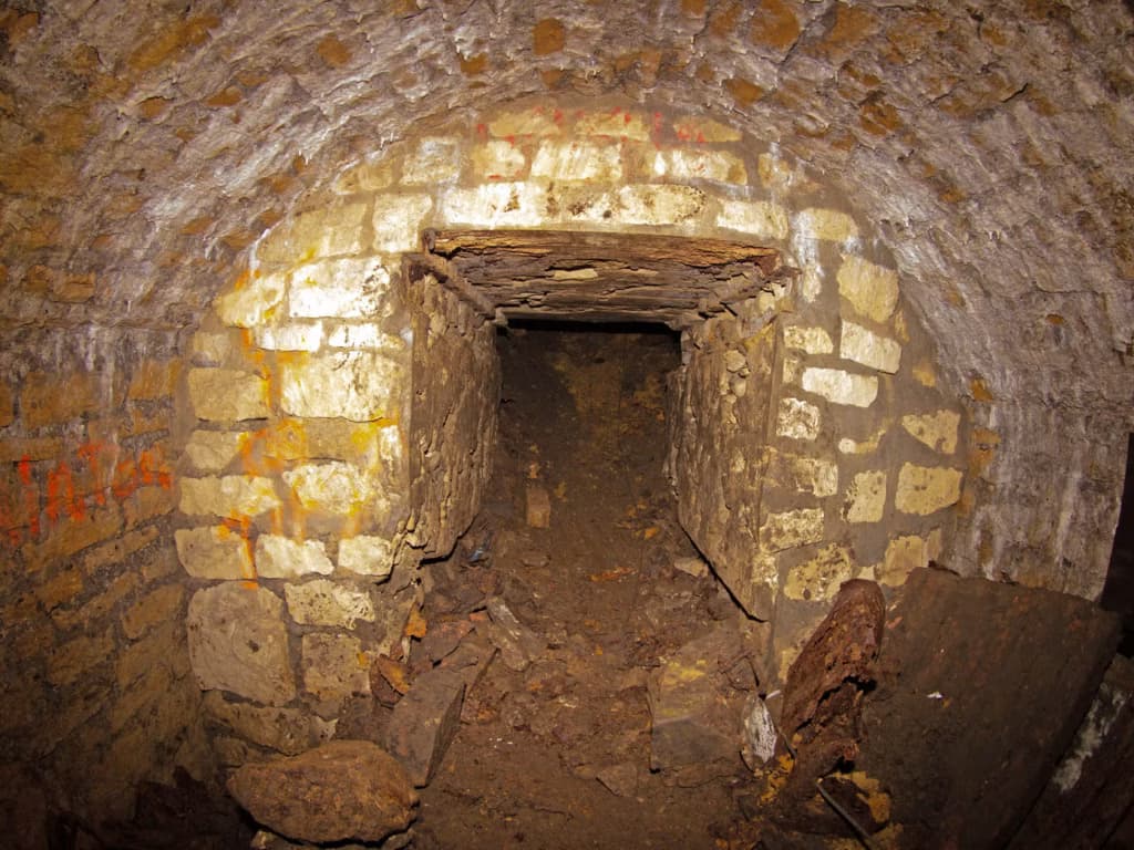 Археологи під час розкопок у маленькому містечку виявили 700-річну підземну камеру
