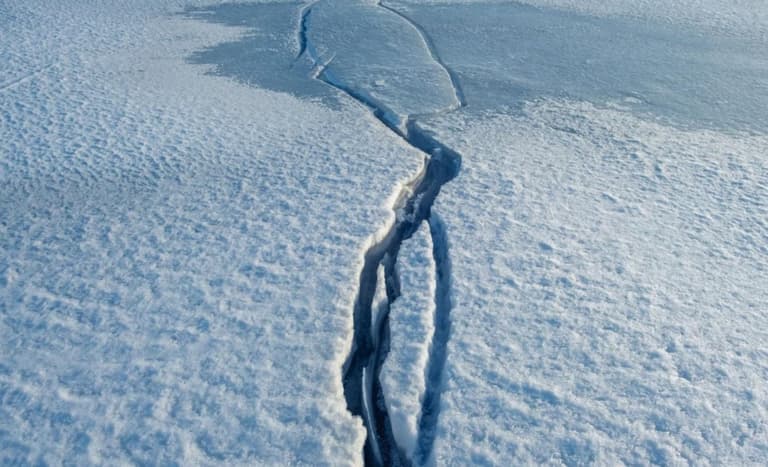 Вчені з’ясували: мікротріщини льоду прискорюють кліматичні зміни в Арктиці