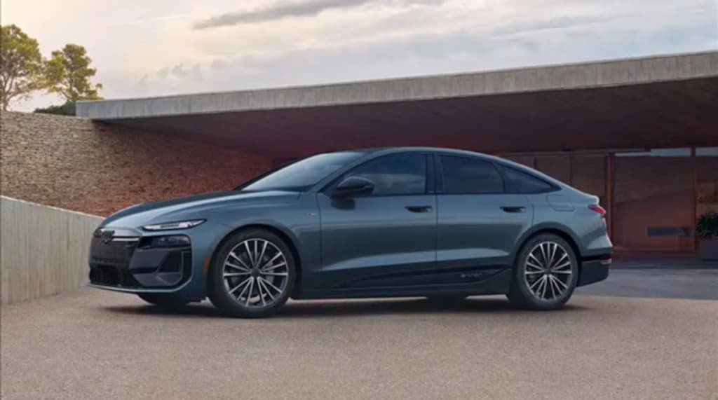 Audi показала нові моделі e-tron із фізичними кнопками на рульовому колесі