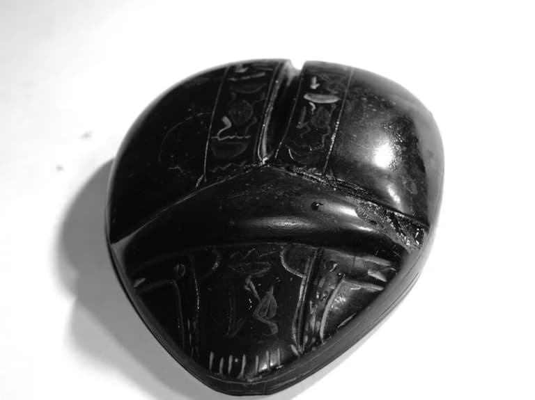 Археологи виявили рідкісний амулет-скарабей