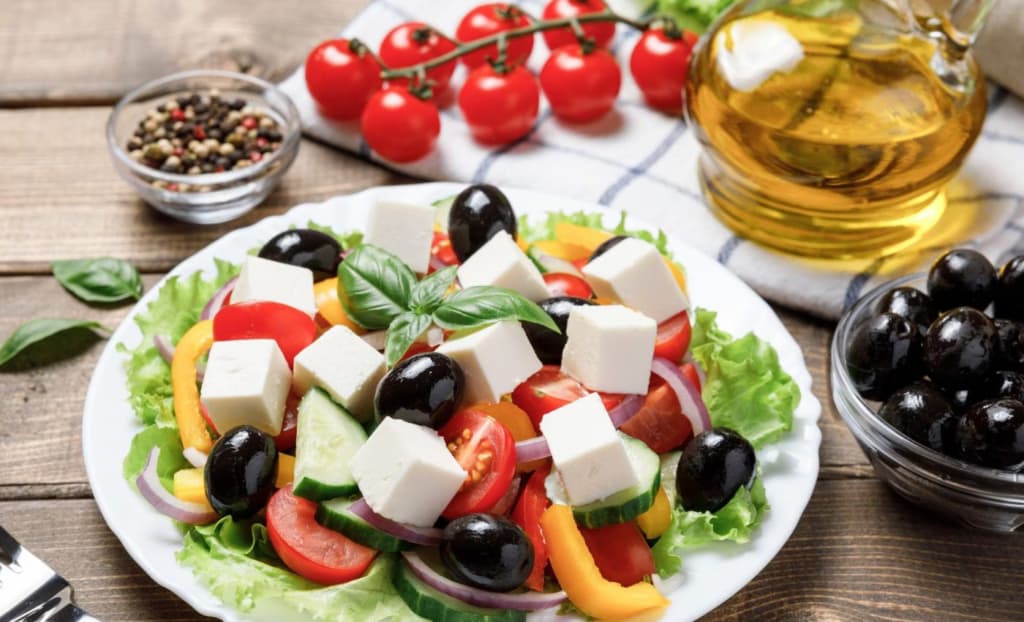 Середземноморська дієта може уповільнити старіння завдяки крихітним білкам