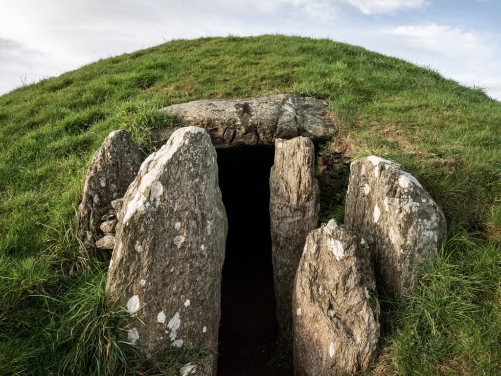 В Іспанії знайшли 5-тисячолітню гробницю з артефактами з бурштину та слонової кістки