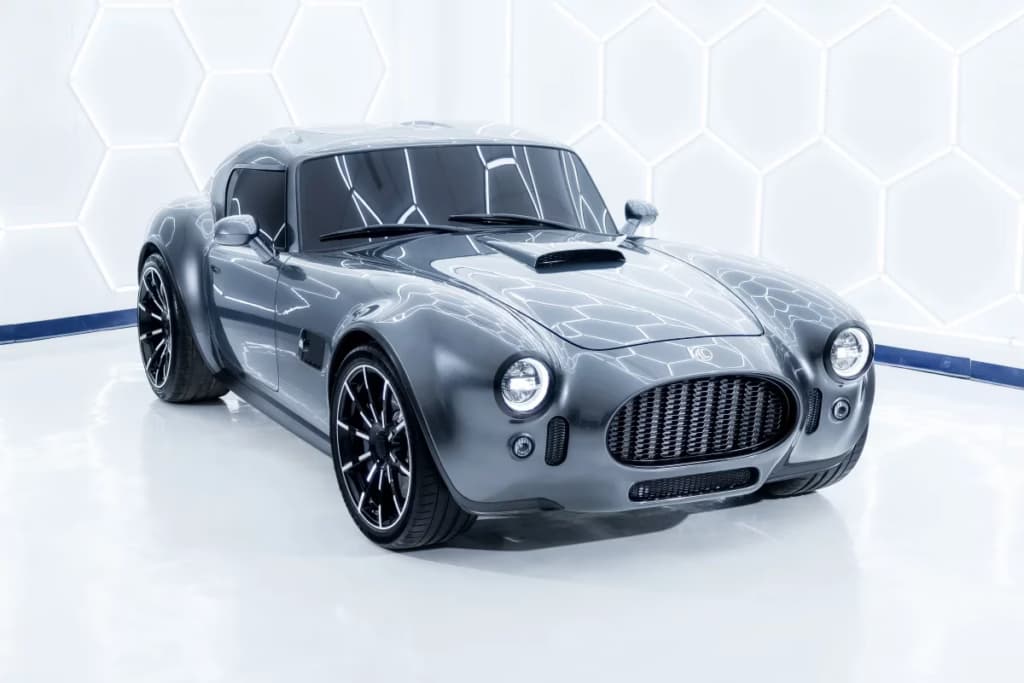 AC Cobra road coupé вперше показали на дорозі