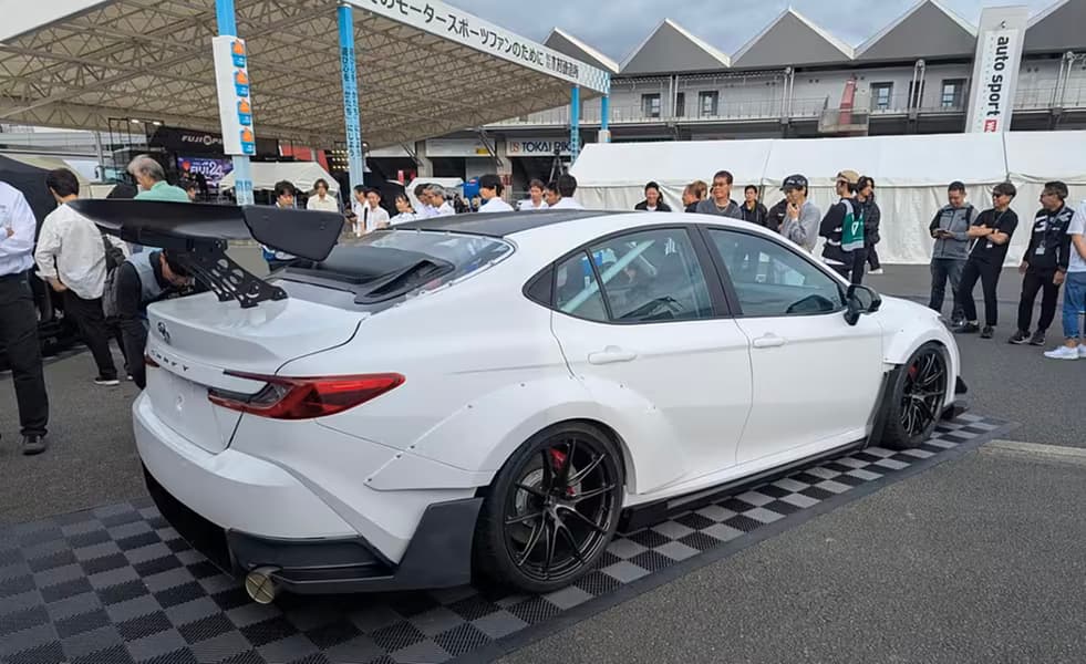 Toyota побудувала Camry з двома двигунами