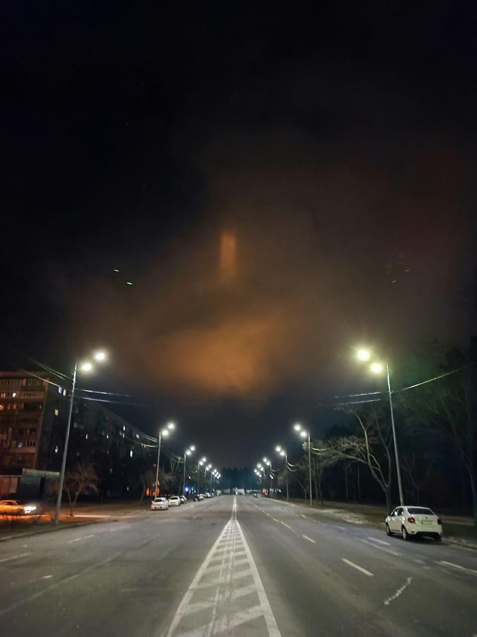 Вчені розповіли про причини появи загадкових променів у нічному небі
