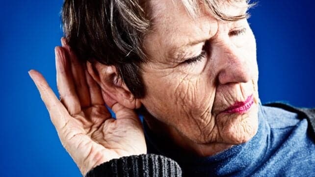 Чи допомагає закриття очей чути краще? Дослідження дає несподівану відповідь