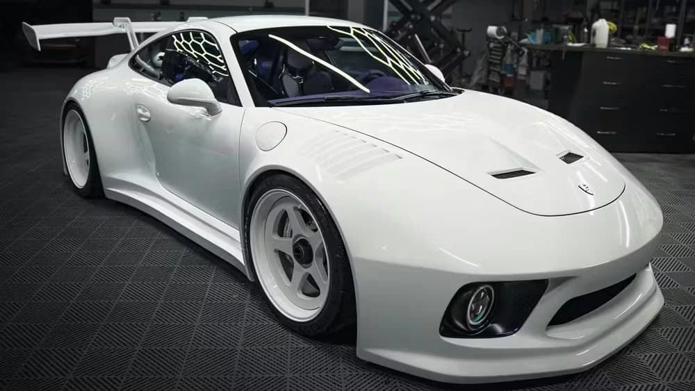 Цей кастомний Porsche 911 поєднує спадщину Slantnose зі стилем RWB