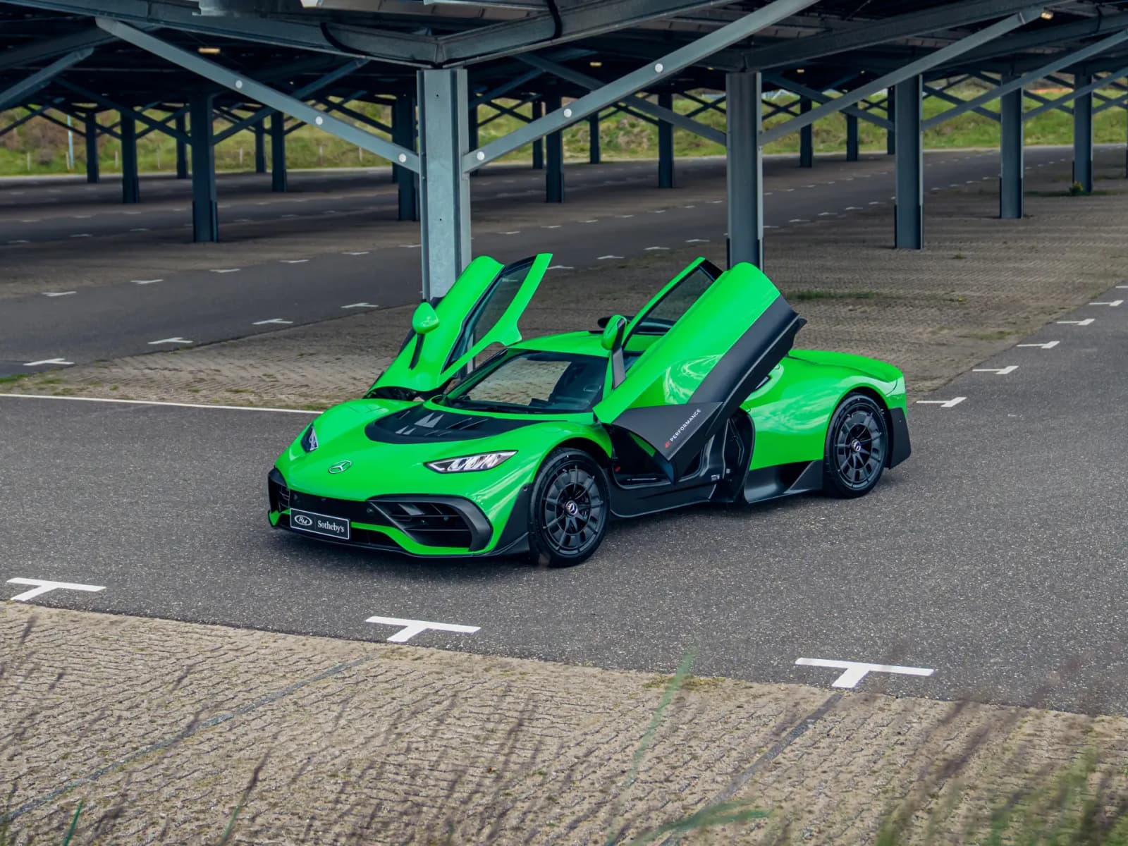 Рідкісний зелений Mercedes-AMG One готується до аукціону