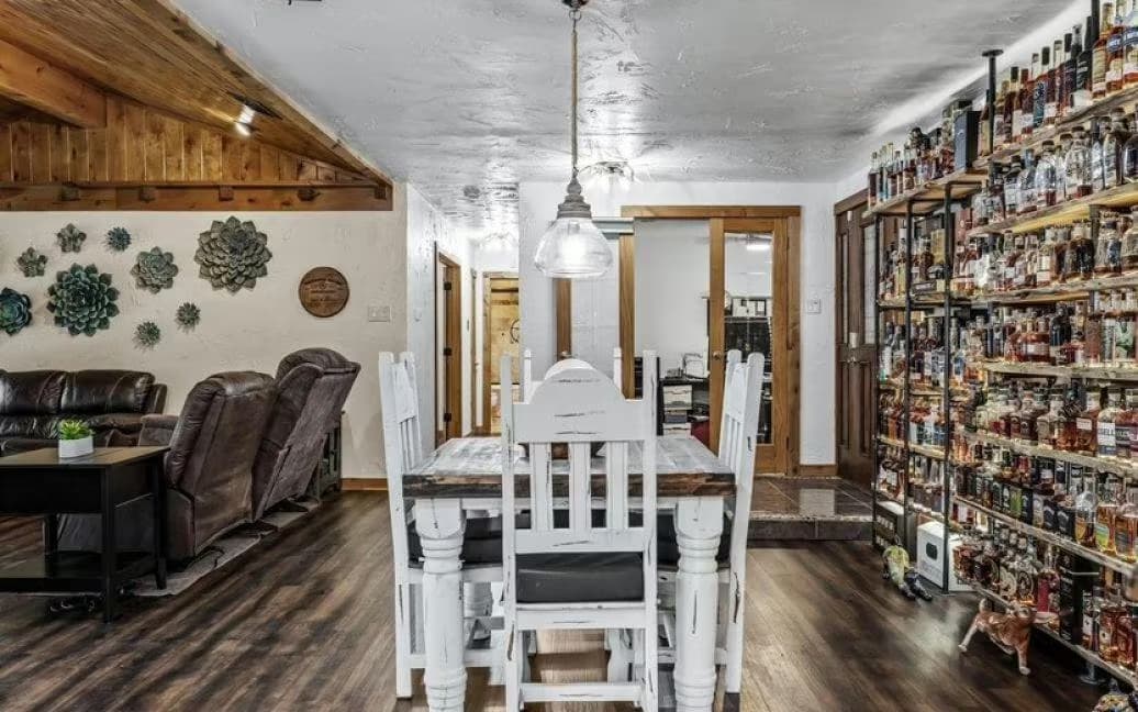 “Сам Джек Деніел сказав би, що це занадто”: Мережу приголомшили фото будинку на продаж (Фото)