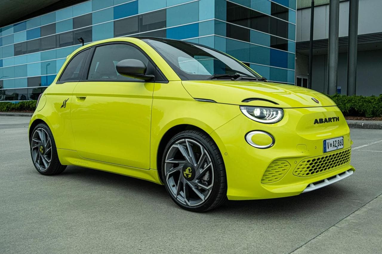 2024 Abarth 500e: Електричний хот-хетч із яскравим стилем та високою ціною