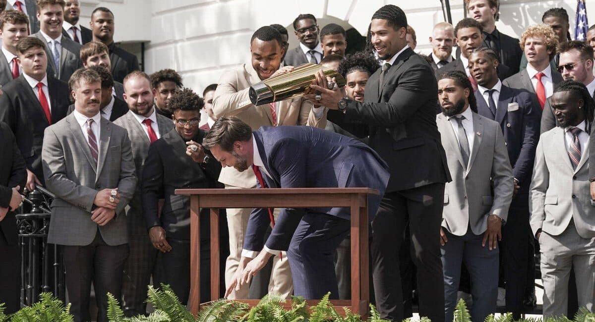 Венс у Білому домі зламав золотий кубок вагою 13 кг (Фото)