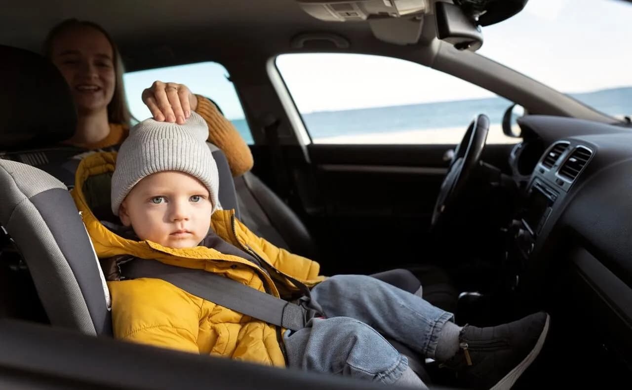 Коли дитині дозволено сидіти на передньому сидінні: що каже закон в Україні