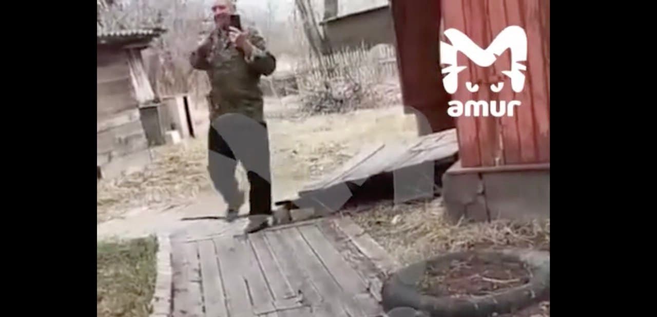 У Приморському краї РФ пенсіонер доводить сусідів до істерики, включаючи гімн України